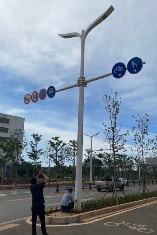 多功能交通组合杆
